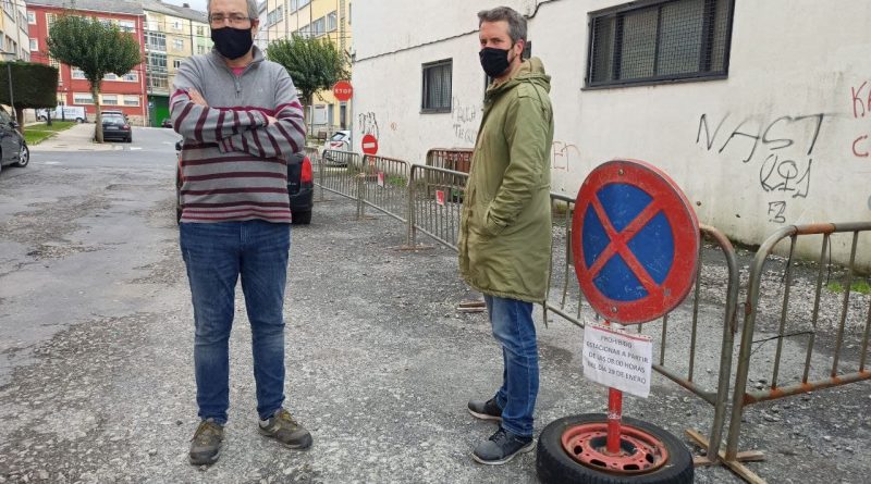 Ruben Arroxo visita a rúa Amizade, no barrio da Milagrosa, antes do inicio dos tarballos de asfalatdo