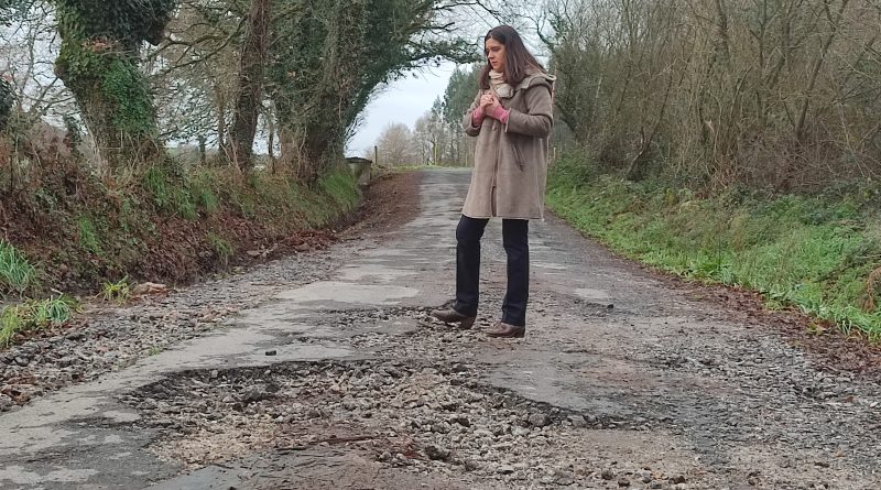 Olga Louzao en la pista que comunica o Burgo con Poutomillos